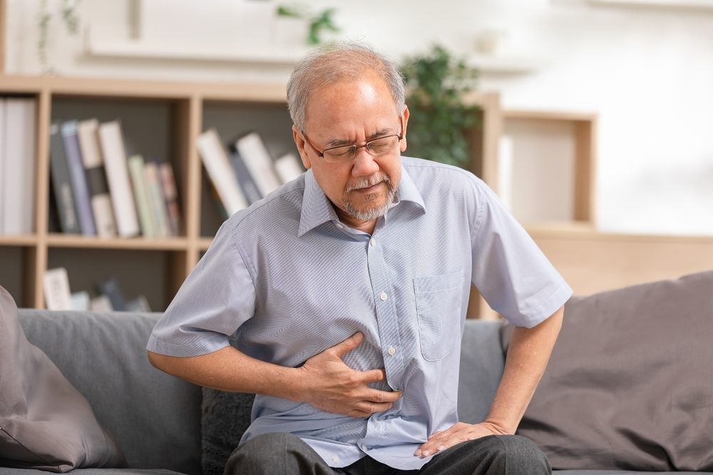 يمكن أن تشابه أعراض المرض المعاناة من نوبة قلبية أو مشاكل المعدة - ShutterStock