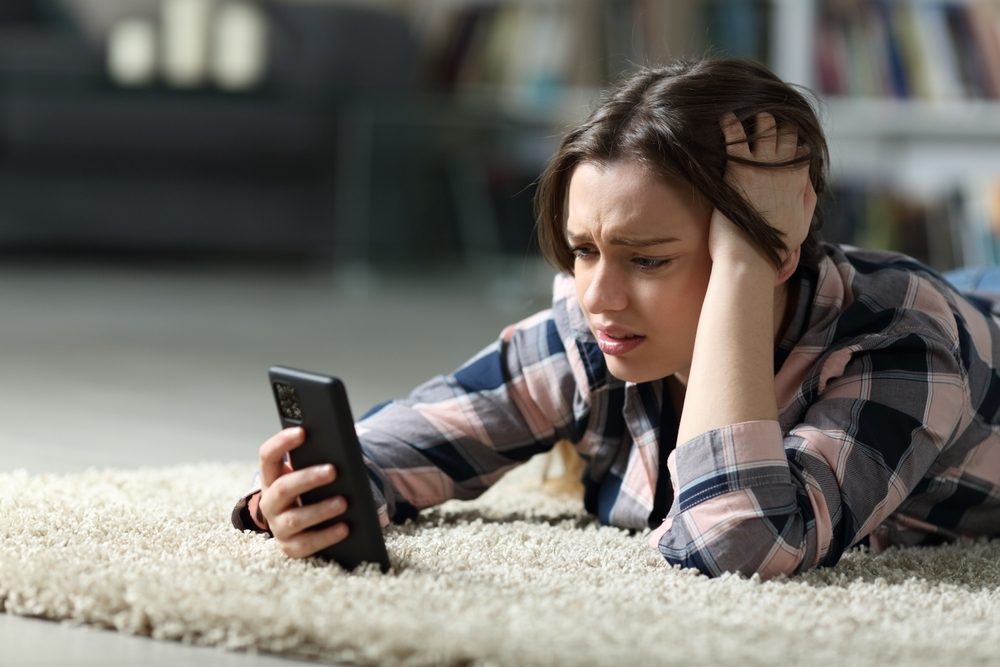 shutterstock\ الاتصال بالشريك السابق