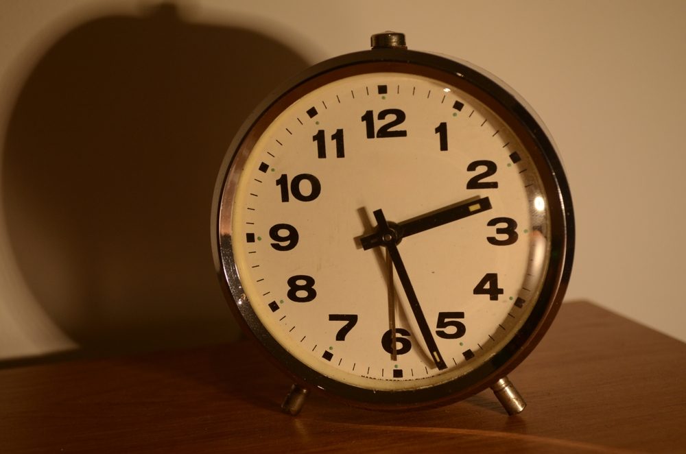 Shutter Stock/ كيف كان الناس يستيقظون قبل اختراع المنبه؟