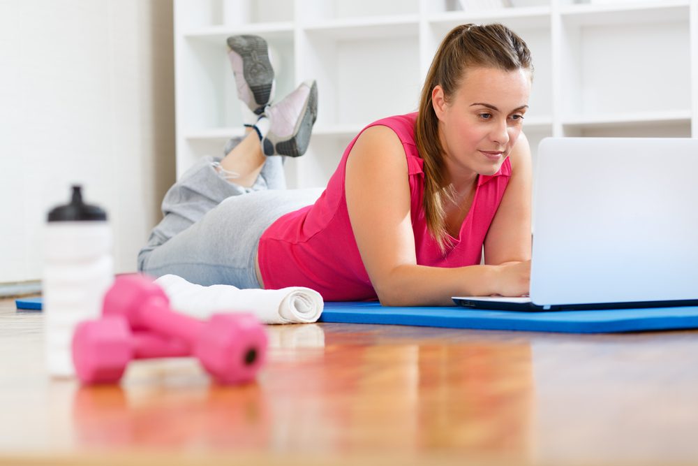 مشاهدة التمارين الرياضية تحقق فوائد صحية للجسم! لماذا نتأثر، وهل يُعد هذا بديلاً عنها؟