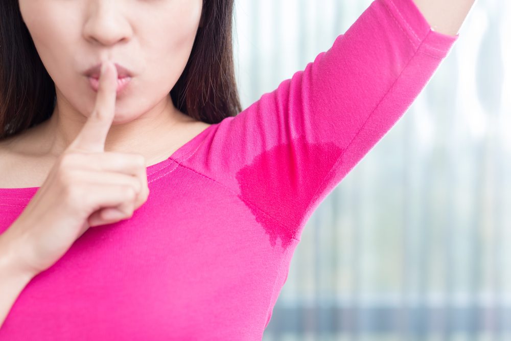 من الضروري استشارة الطبيب عند ملاحظة اختلاف في رائحة الجسم - ShutterStock