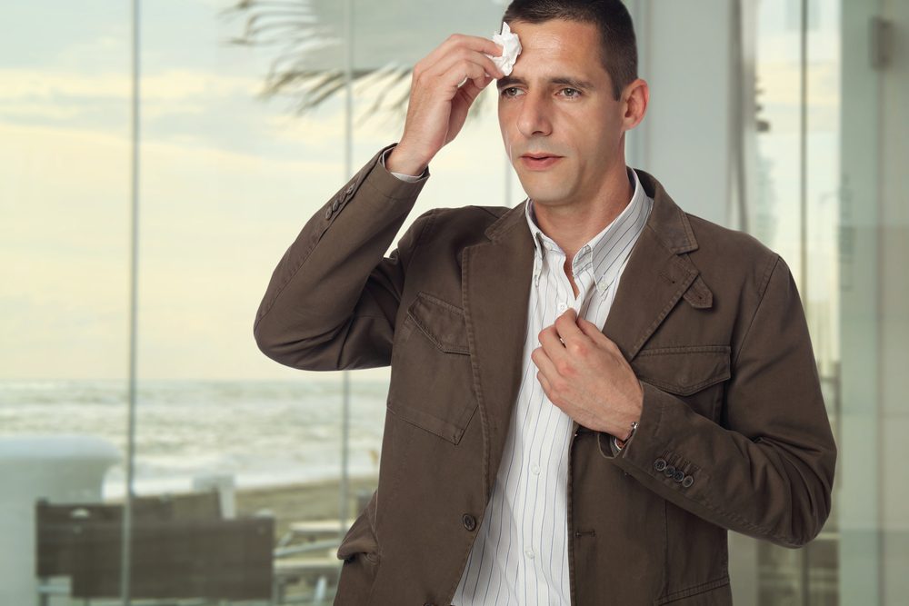 يستهدف الرجال خاصةً وقد يحدث دون مقدمات.. ما هو التهاب التأمور الذي يصيب القلب وأهم الأعراض؟