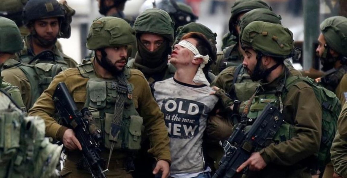 فوزي الجنيدي أحد أطفال فلسطين أثناء اعتقاله من قبل قوات الاحتلال