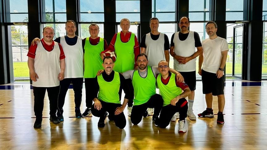 فيديو لأردوغان يلعب كرة السلة! شاركه عدد من المسؤولين بملعب مغلق بالمجمع الرئاسي في أنقرة