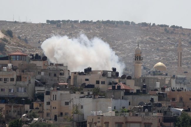 المتطرفون يأملون أن يقتلع هجوم جنين المقاومة من المخيم.. ولكن الجيش الإسرائيلي له هدف آخر