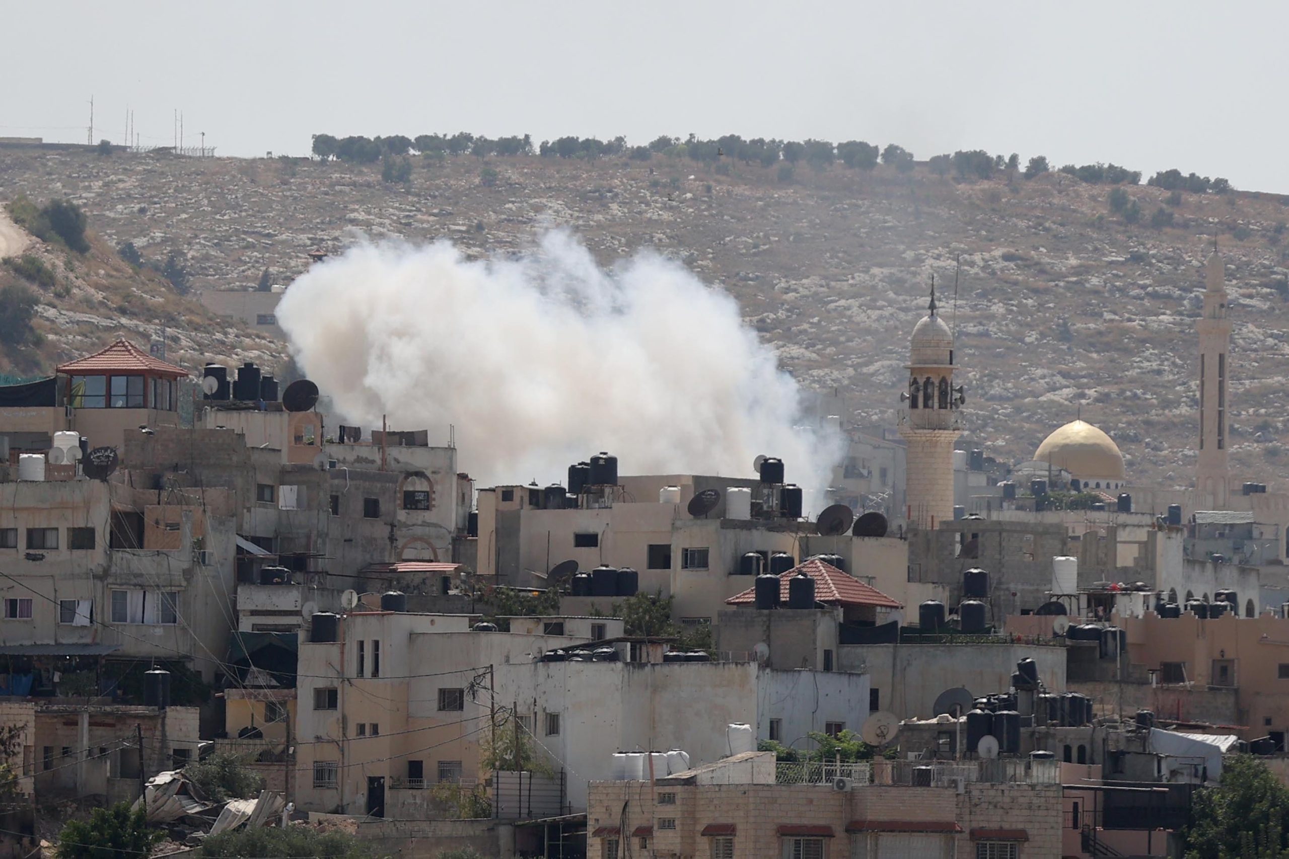 المتطرفون يأملون أن يقتلع هجوم جنين المقاومة من المخيم.. ولكن الجيش الإسرائيلي له هدف آخر