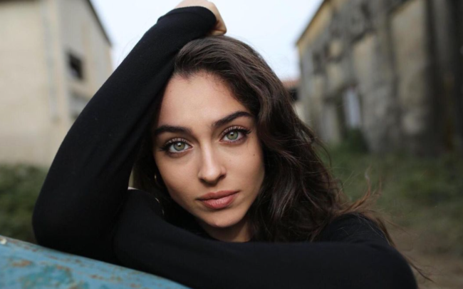 وصل إلى معلوماتها الشخصية وهددها بالاختطاف.. جيمري بايسال تتلقى تهديدات من “معجب” خارج تركيا