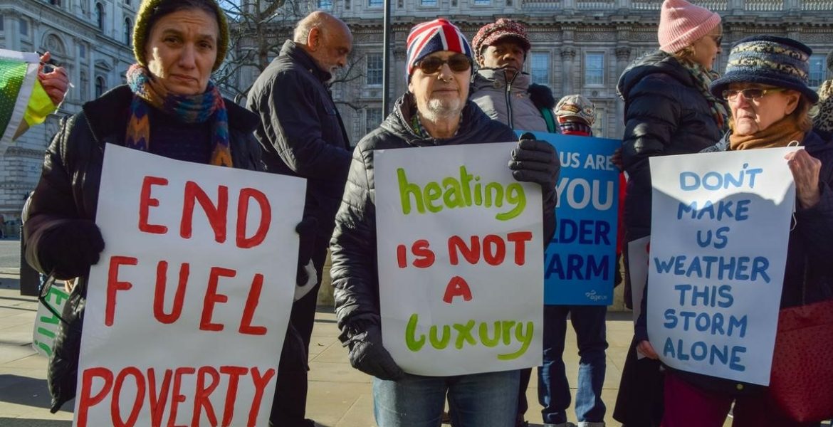 “العصي والمشاعل بانتظاركم”! تحذيرات لأثرياء بريطانيا من “تمرد”، ما لم يعالجوا اللامساواة مع الفقراء