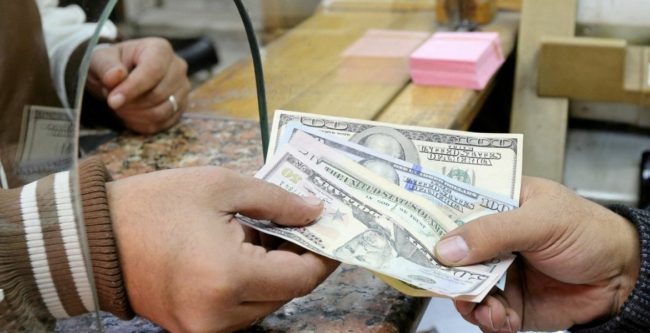 تحويلات المصريين بالخارج تواصل انخفاضها.. تقرير للبنك المركزي رصد تراجعاً بنسبة 23.1% في 9 شهور
