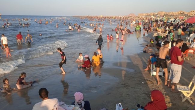 الإسكندرية للفقراء والساحل لـ”الناس اللي فوق”..  التضخم وانهيار الجنيه يفرقان بين المصريين في عطلة الصيف