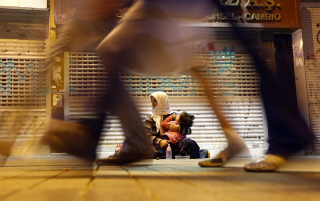 والي إسطنبول يتعهد بالقضاء على ظاهرة تسول الأطفال.. وجّه بتقديم الرعاية اللازمة وترحيل الأجانب منهم