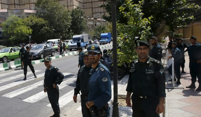 الشرطة الإيرانية تهاجم حارس مرمى لاستجابته لطلب من إحدى المشجعات.. فماذا كان طلبها؟ (فيديو)