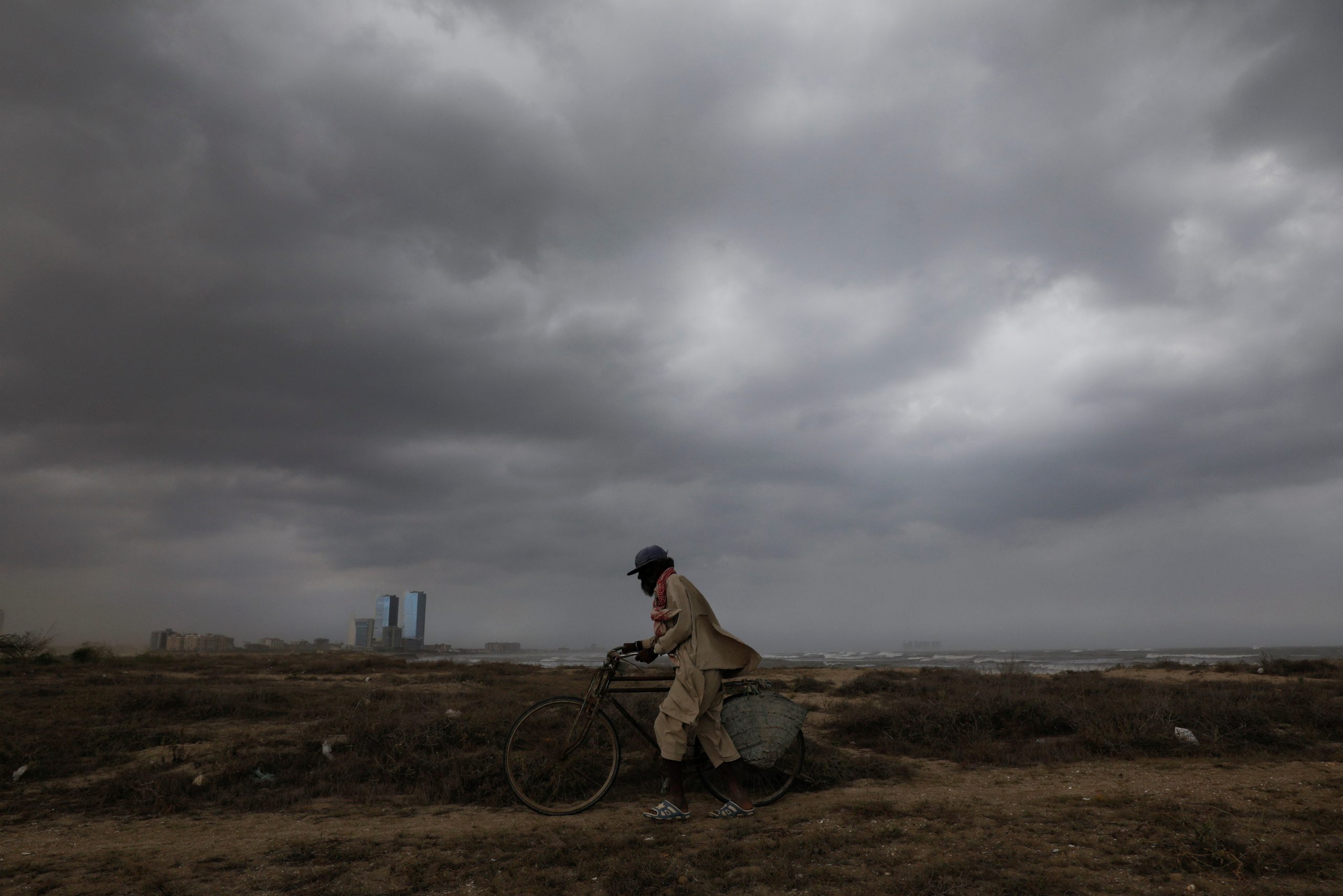 الأمطار تخطف أرواح 8 أطفال بباكستان.. كانوا يلعبون الكريكيت فانهارت صخرة نحوهم ودُفنوا تحتها