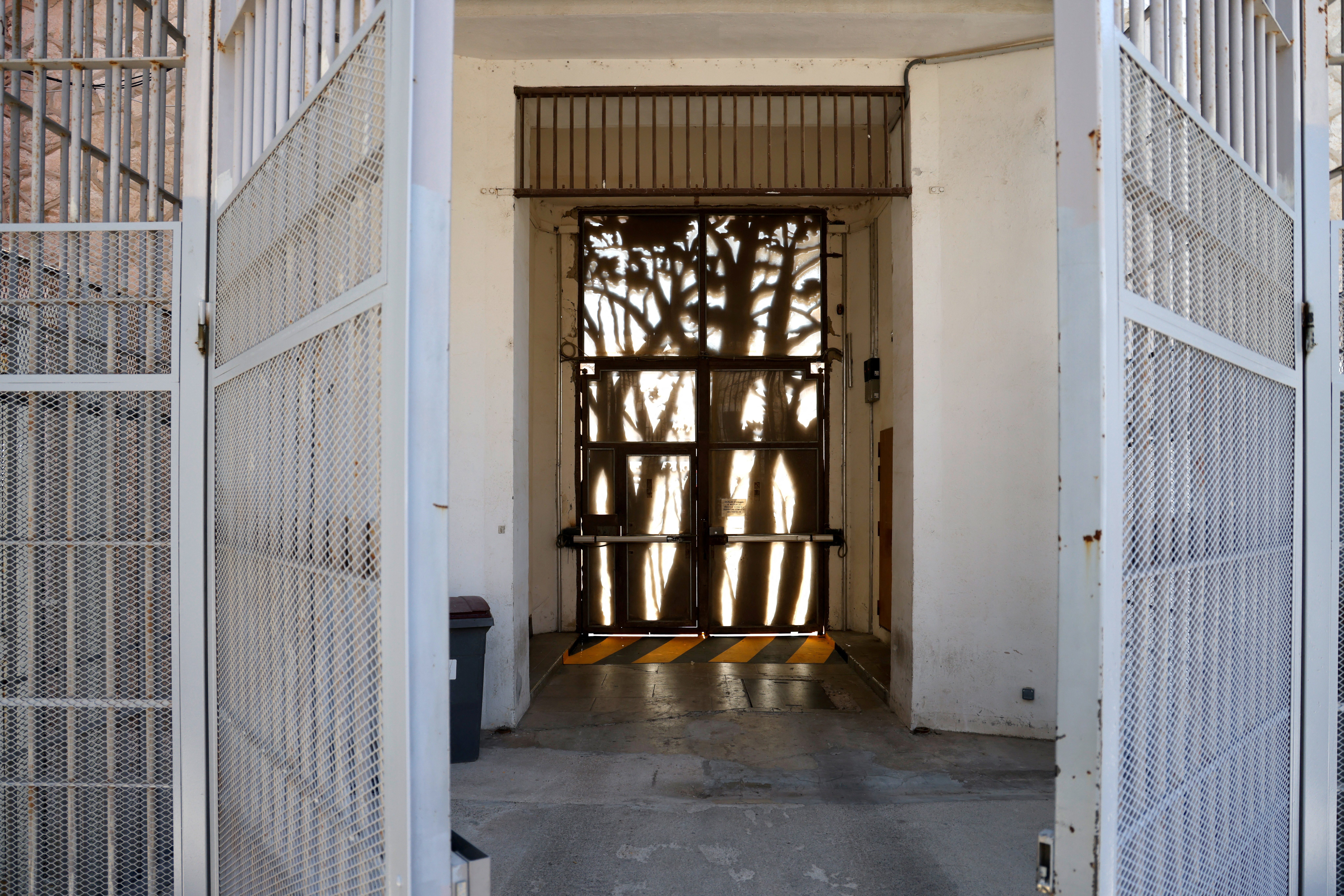 محكمة أوروبية تدين فرنسا بسبب اكتظاظ السجون فوق القدرة الاستيعابية.. ألزمتها بدفع تعويضات لمدّعين