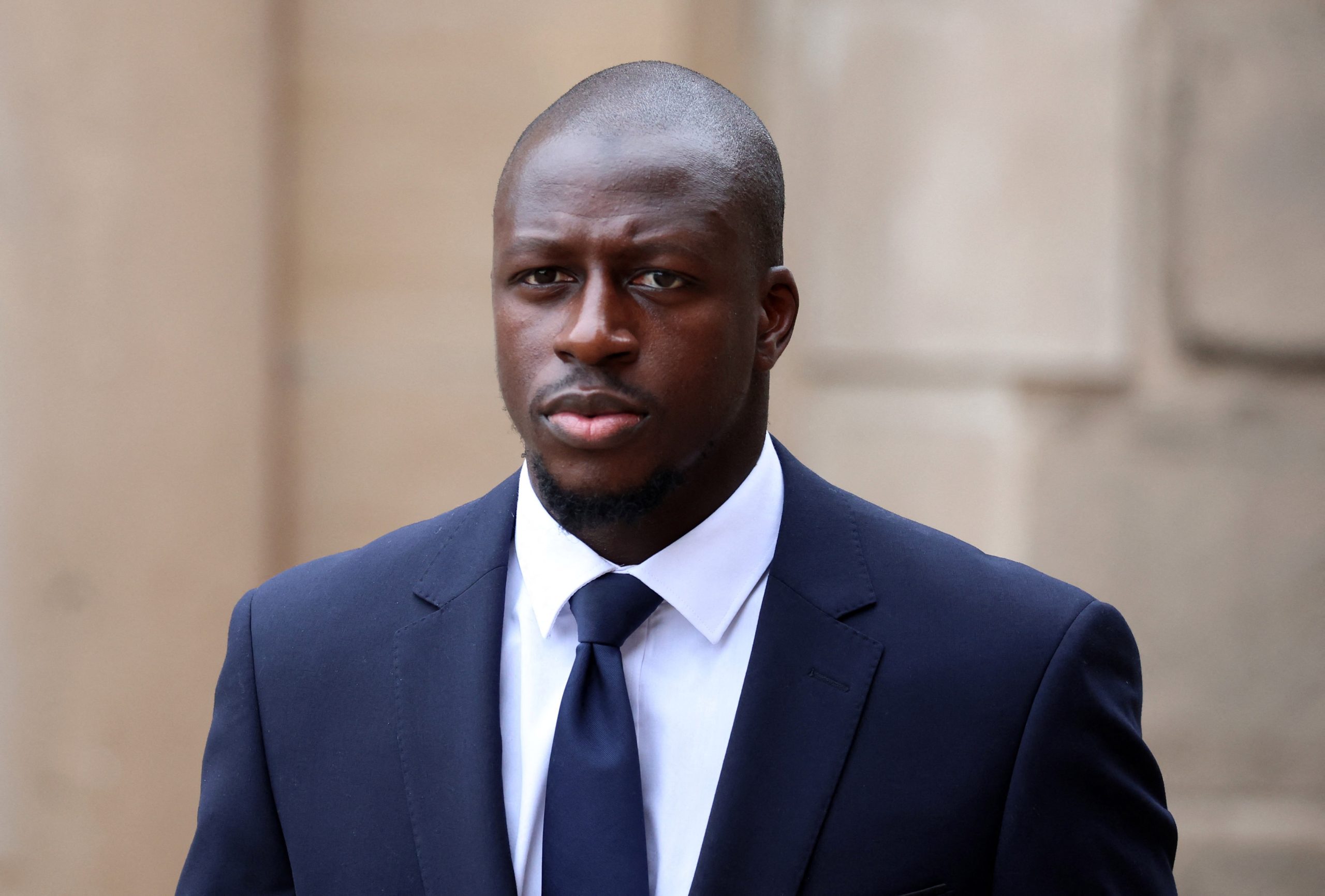 لاعبون يتضامنون من بينجامين ميندي بعد تبرئته (رويترز)