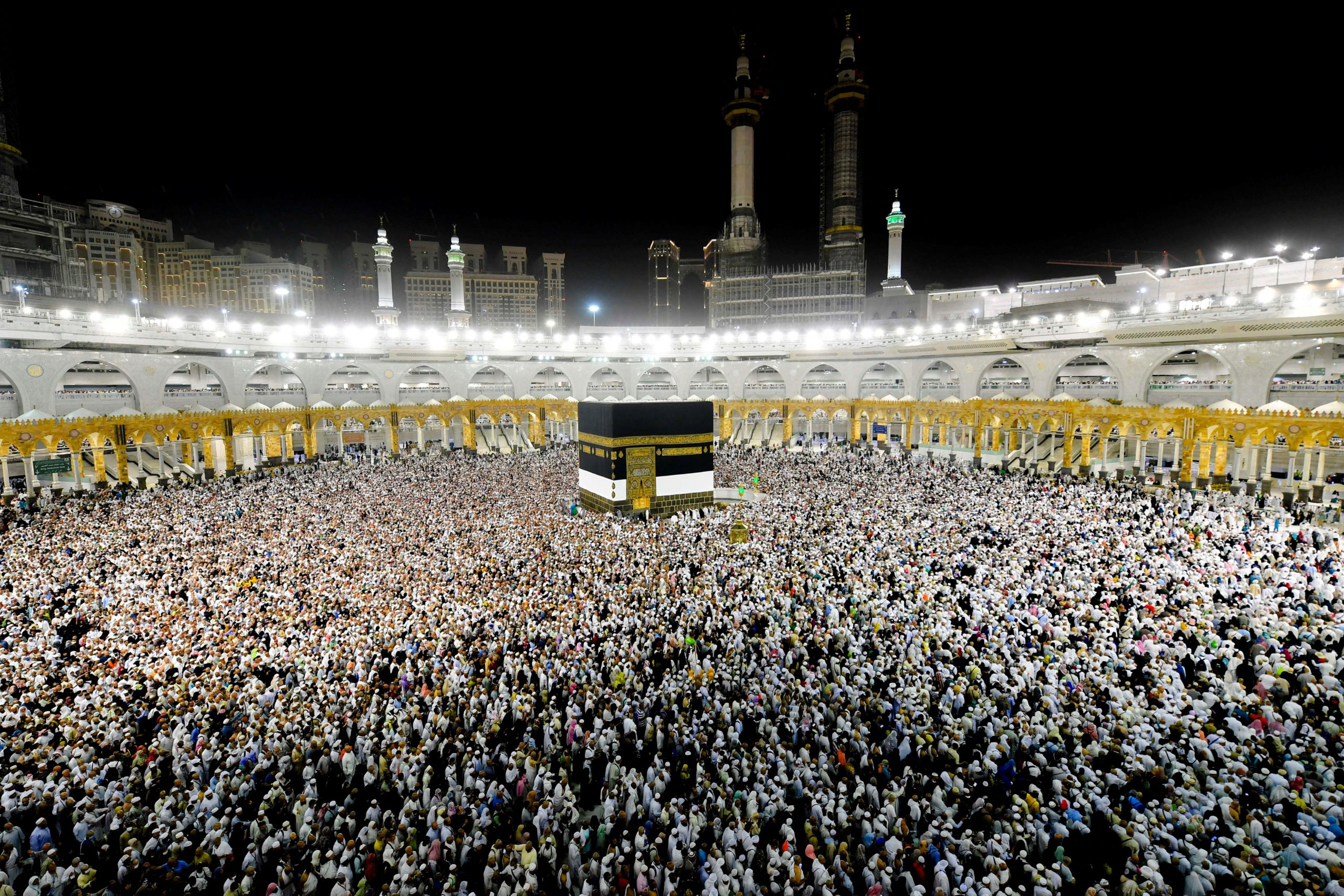 مشهد مهيب لحشود ضخمة تؤدي طواف الوداع بالكعبة.. وفيديوهات لدموع الحجاج مع ختام المناسك