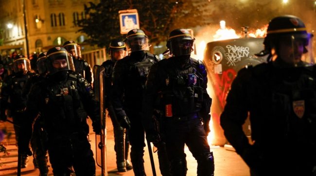 كانوا ملثمين واعتدوا على المتظاهرين بالضرب.. فرنسا تحقق بمشاركة مشاة البحرية بقمع “احتجاجات نائل”