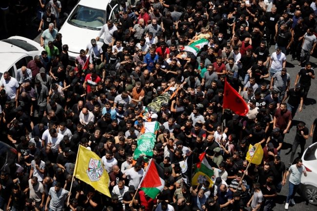 آلاف الفلسطينيين يشيعون شهداء جنين بعد انتهاء العملية العسكرية.. وحالات خطيرة بين المصابين