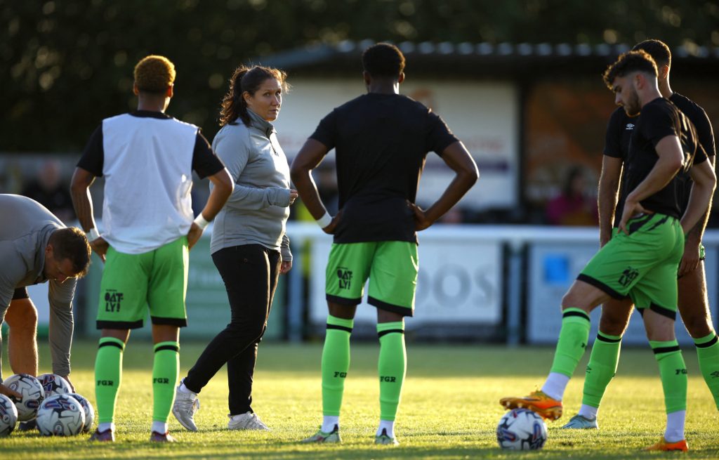 أول مدربة لفريق محترفين للرجال في إنجلترا تترك منصبها بعد أسبوعين (رويترز)