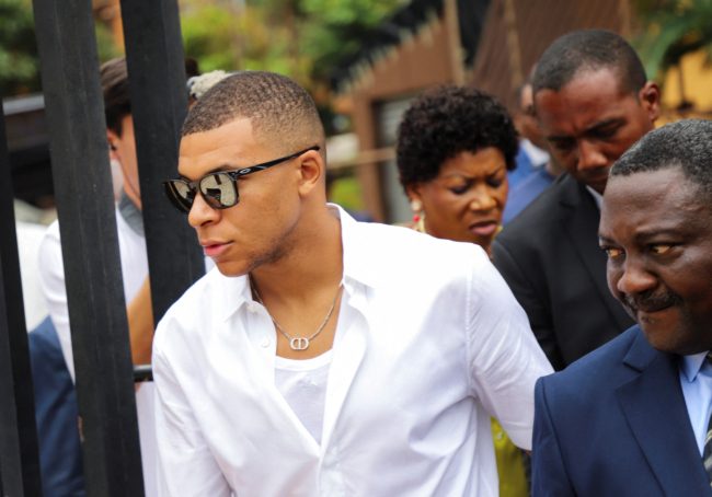 شعبية اللاعب تراجعت في فرنسا.. هل يمنع سان جيرمان مبابي من ركوب طائرة الفريق المتجهة إلى اليابان؟