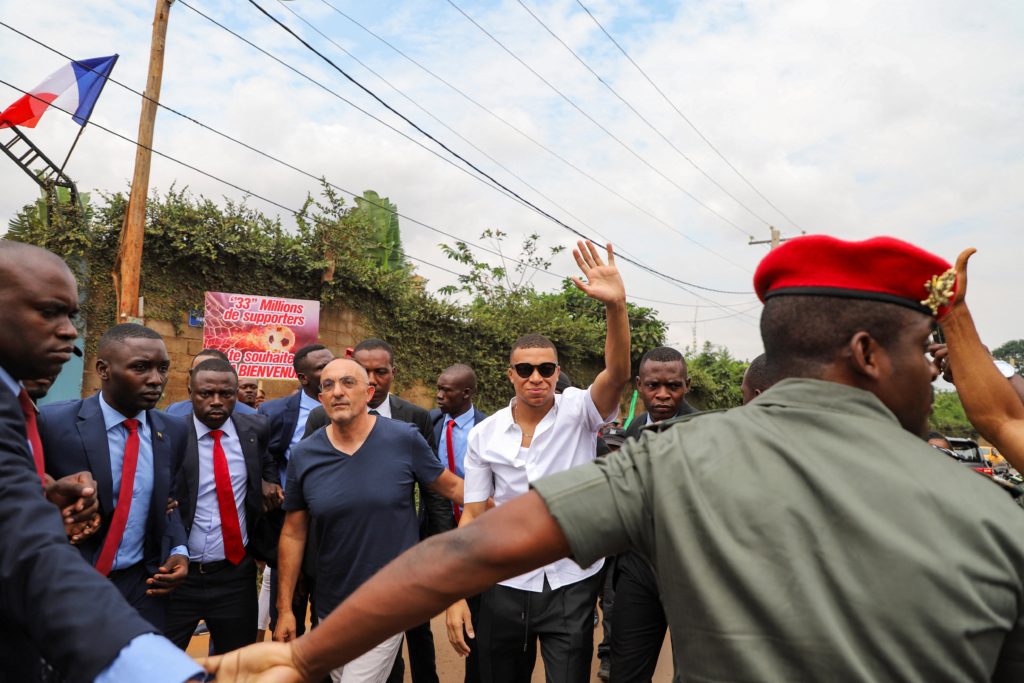 مبابي يظهر بين جنود مدججين بالأسلحة في الكاميرون (رويترز)