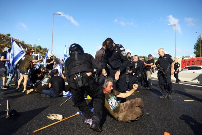 “التمرد” على الجيش الإسرائيلي يتفاقم.. 300 طبيب عسكري يعلنون وقف تطوعهم بسبب “الانقلاب القضائي”