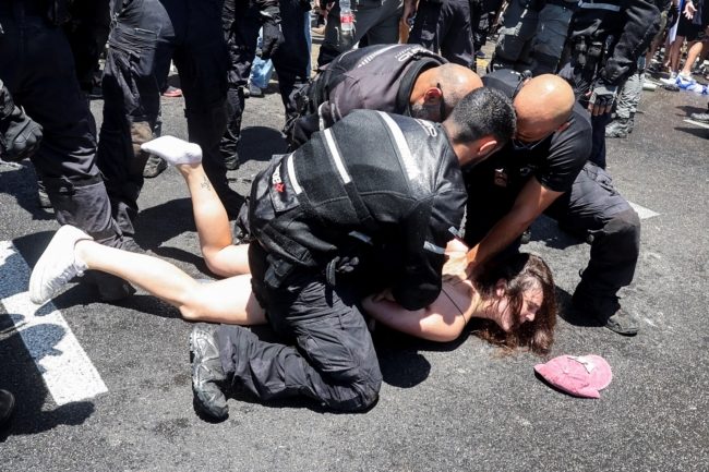 فوضى في شوارع إسرائيل.. الشرطة تقمع رافضي “الانقلاب القضائي” وتعتقل العشرات منهم