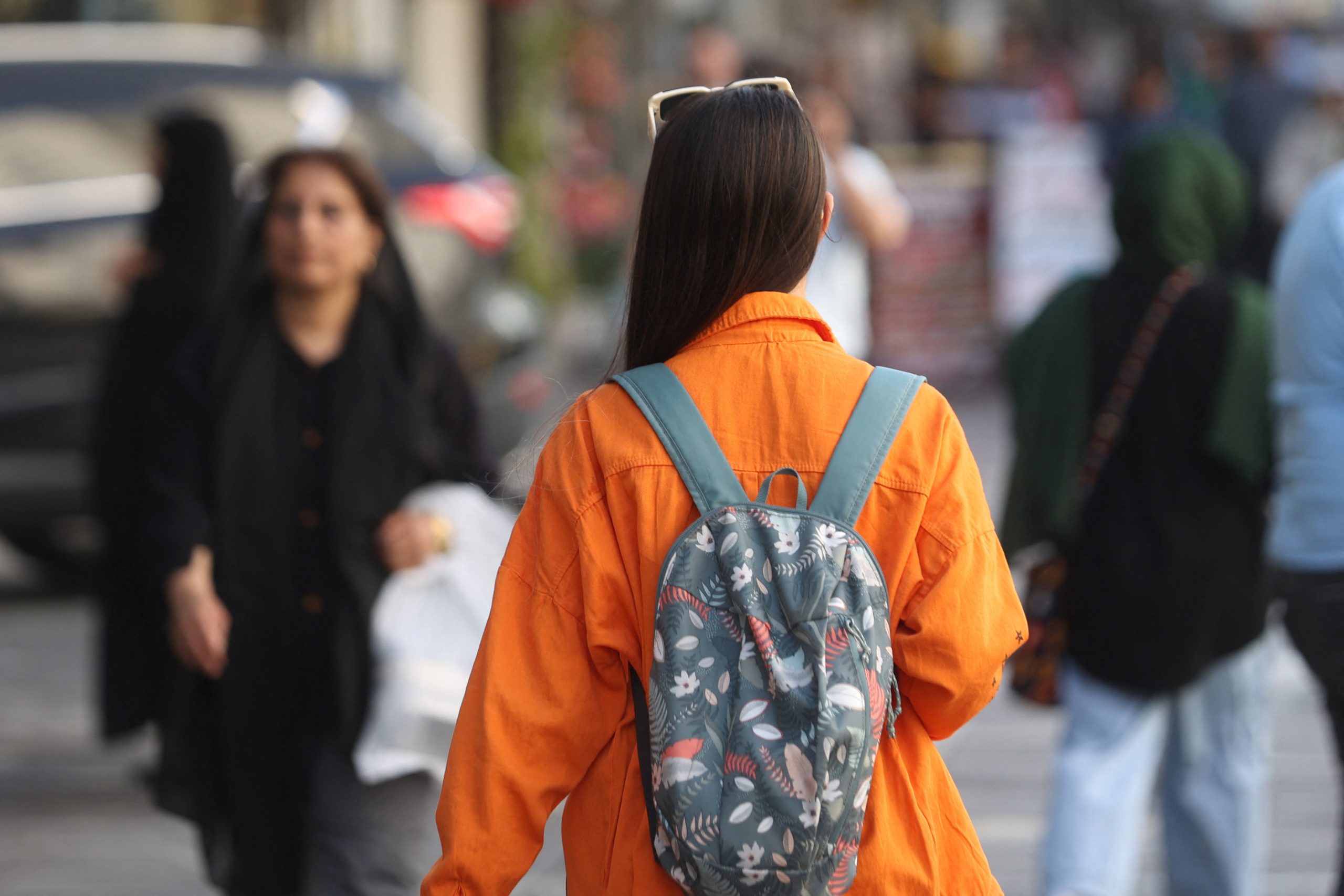 شرطة الأخلاق انتشرت في الشوارع في إيران لفرض إلزامية الحجاب - رويترز