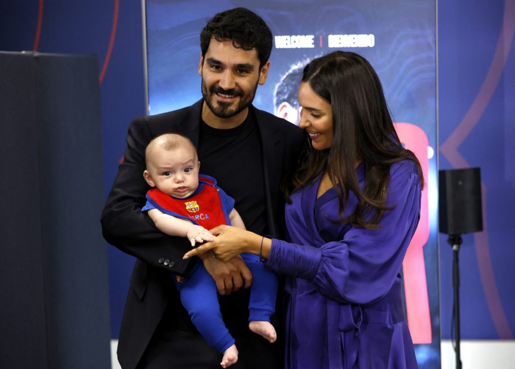 رئيس برشلونة يحتفل بعيد ميلاد زوجة غوندوغان التونسية (رويترز)