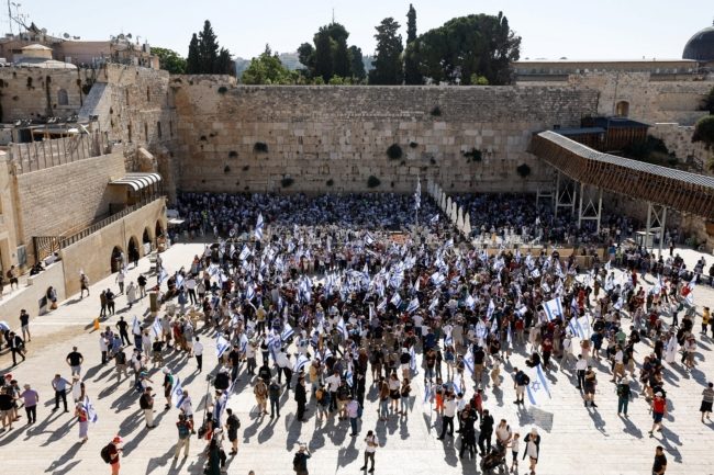 ساعات حاسمة في إسرائيل.. تصاعد الاحتجاجات ضد “الانقلاب القضائي” والمتظاهرون يصلون للكنيست