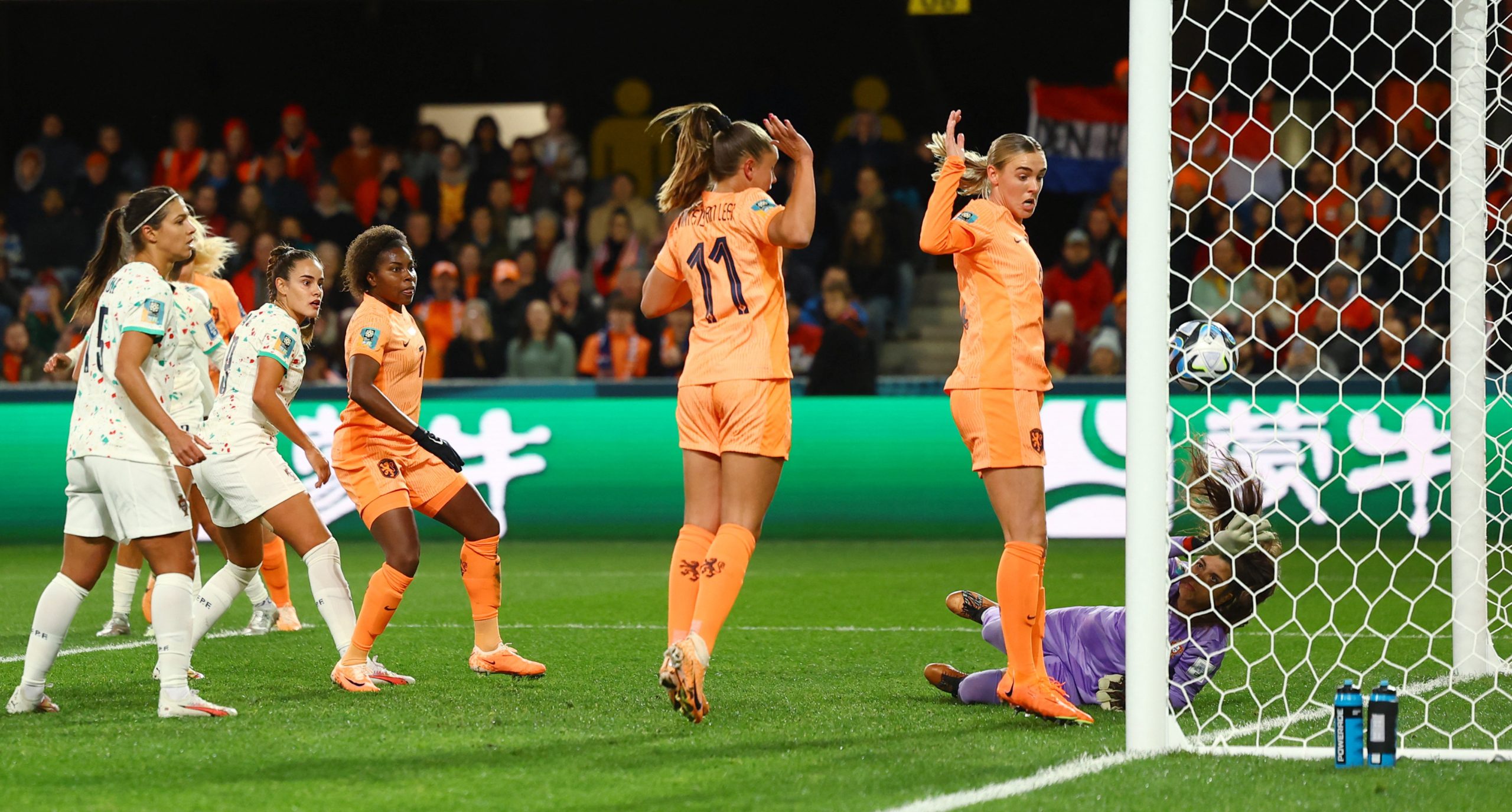 لماذا تحمل العديد من لاعبات كرة القدم أسماء أزواجهن على قمصانهن؟ (رويترز)