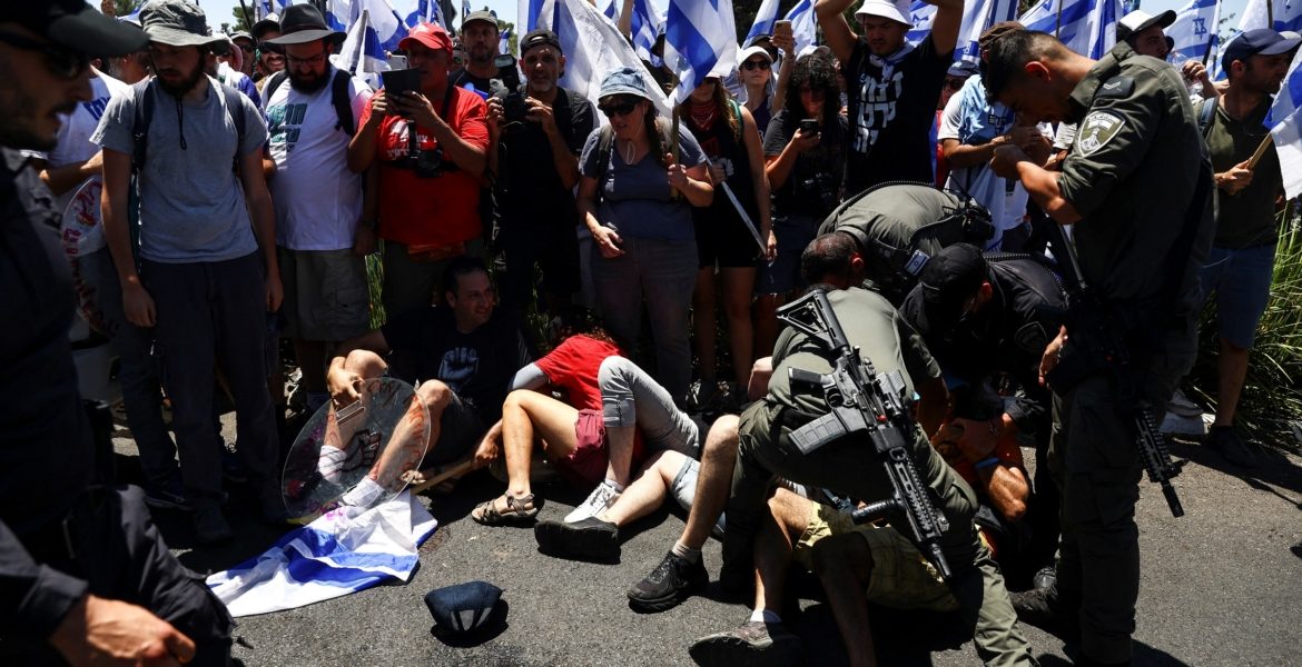 This image has an empty alt attribute; its file name is 2023-07-24t094931z_1701519082_rc2l92aisk0u_rtrmadp_3_israel-politics-judiciary-protests-1-1170x600.jpg