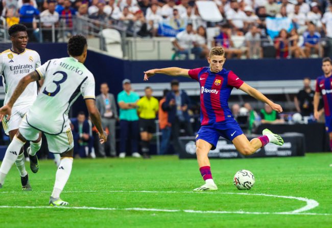 فيروس أخّر انضمامه وجماهير برشلونة طالبت بطرده بسبب رونالدو.. من هو فيرمين لوبيز مفاجأة تشافي؟