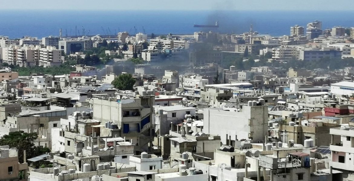 تصاعد الدخان من داخل مخيم عين الحلوة للاجئين الفلسطينيين بلبنان/ رويترز