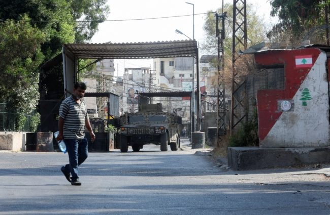 الاشتباكات تشتعل من جديد في “عين الحلوة” وتوقع العديد من الإصابات.. والجيش اللبناني يغلق المخيم