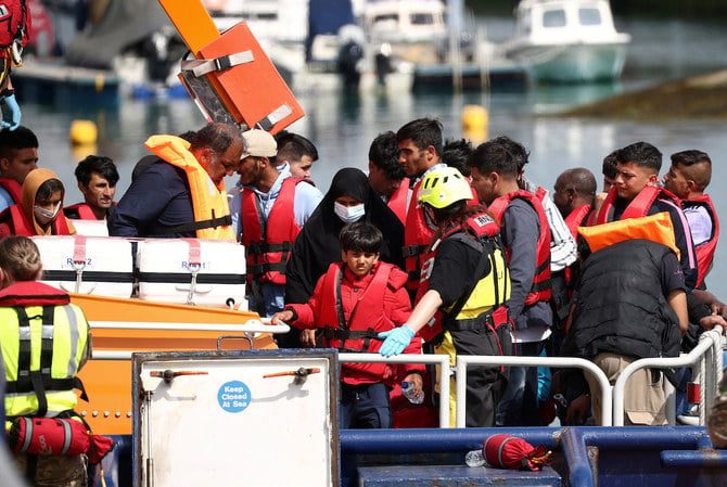 مهاجرون يصلون إلى ميناء دوفر البريطاني على متن سفينة تابعة لسلاح الحدود/أرشيفية-رويترز