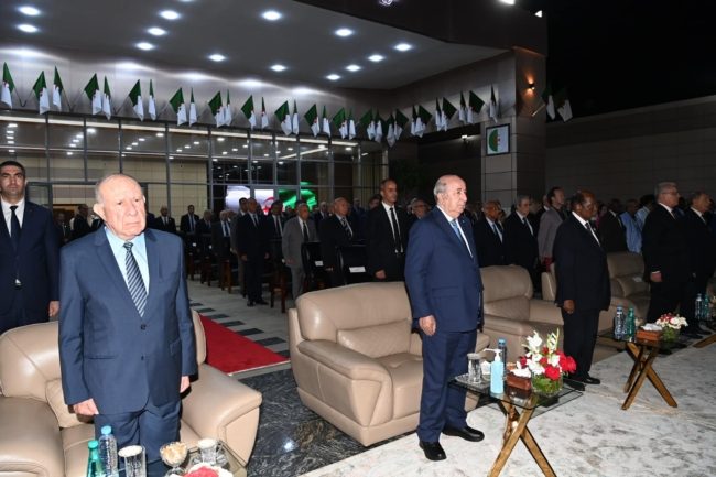 “يا فرنسا لقد مضى وقت الحساب”.. تبون وشنقريحة يرددان لأول مرةٍ النشيد الوطني كاملاً في عيد استقلال الجزائر