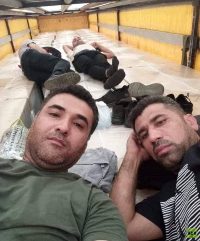 صورة الشبان السوريين داخل الشاحنة