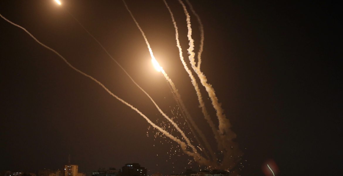 إطلاق صواريخ من غزة وصفارات الإنذار الإسرائيلية تدوي في مستوطنات غلاف القطاع