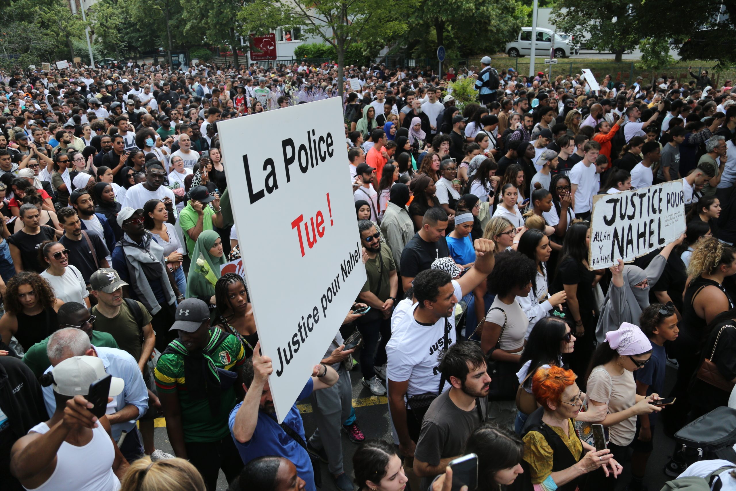 تشييع الفتى نائل في فرنسا بعيداً عن وسائل الإعلام.. وماكرون يؤجل زيارته لألمانيا وسط احتجاجات عنيفة