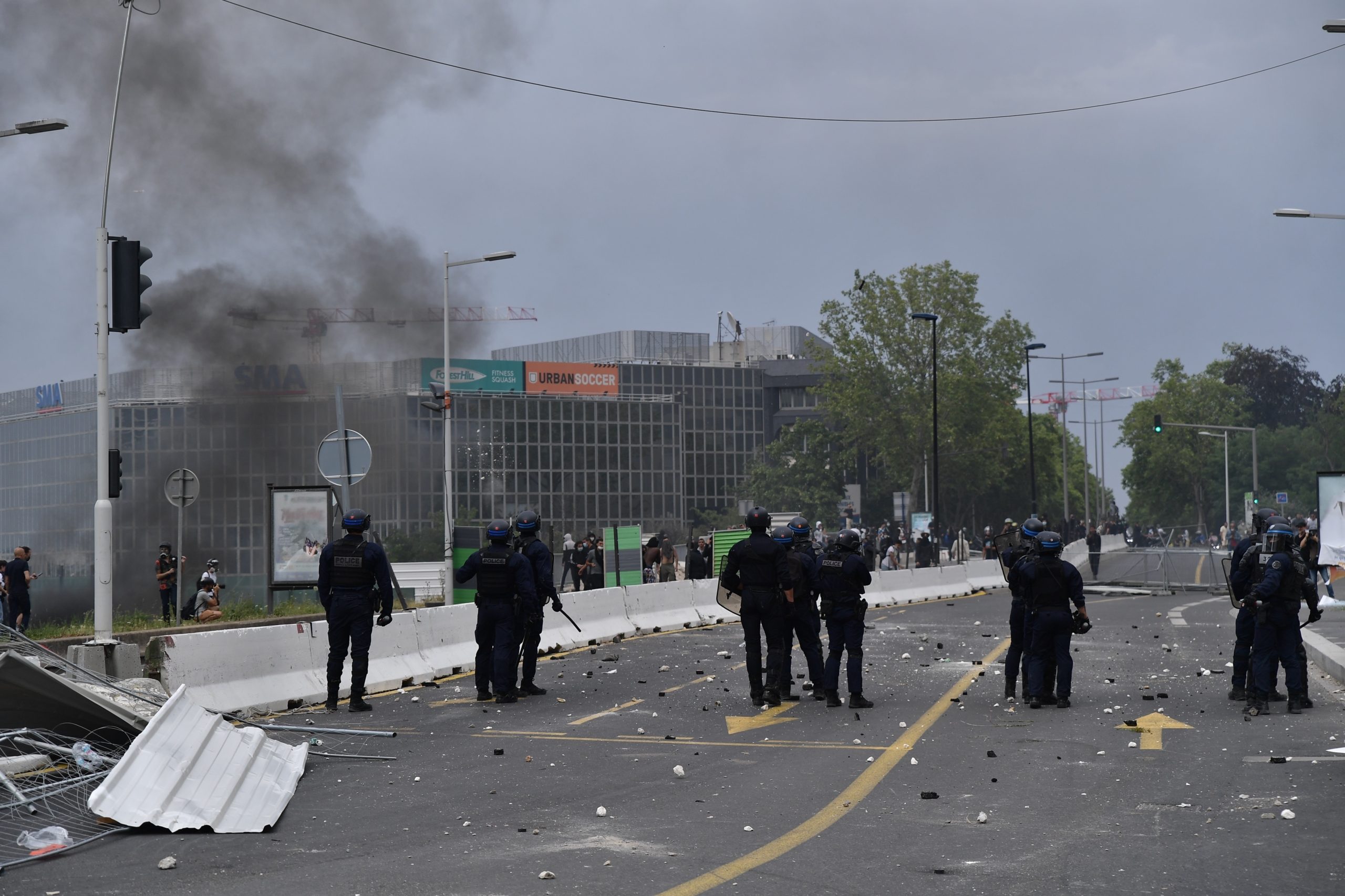 45 ألف شرطي بالشوارع.. فرنسا تتأهب: أخلت مناطق سياحية وألغت فعاليات موسيقية  مع تصاعد حدة الاحتجاجات