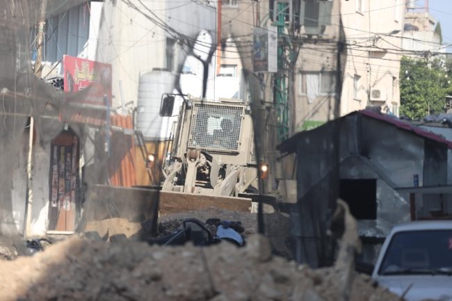 اشتباكات عنيفة بمخيم جنين مع تواصل الاقتحام الكبير.. الاحتلال اقتحم مسجداً واستهدف مستشفى بالرصاص