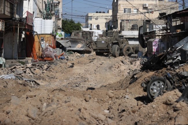 “كل شيء دُمر”.. أهالي مخيم جنين يروون تفاصيل اليوم الطويل من الاقتحام والقصف الإسرائيلي