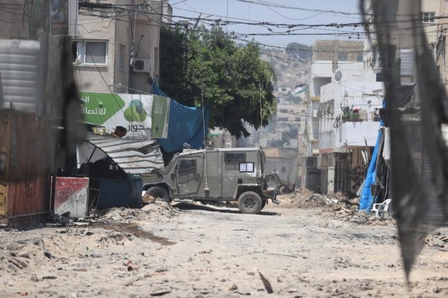 رغم تكتم الاحتلال على خسائره بمخيم جنين.. فيديوهات تظهر إسقاط طائرة مسيرة وجنوداً يحملون آخرين جرحى