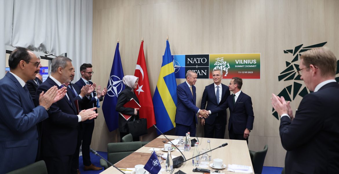 قمة ثلاثية بين ستولتنبرغ وأردوغان وكريسترسون في ليتوانيا انبثق عنها موافقة أنقرة على انضمام السويد لحلف الناتو/ الأناضول