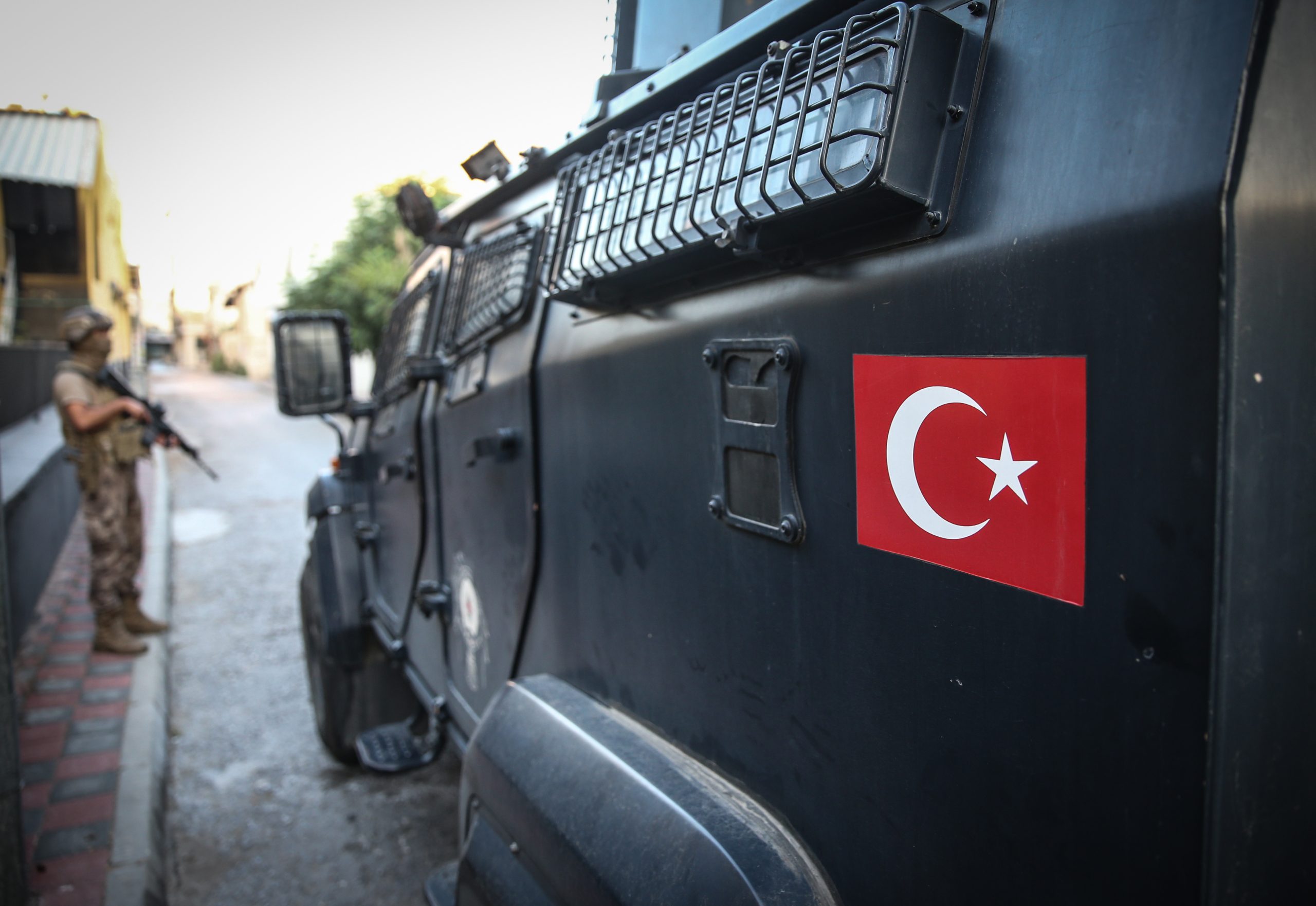 تركيا تشنّ حملة ضد عشرات المشتبه بانتمائهم لتنظيم داعش.. نفذت عمليتين متزامنتين وضبطت أسلحة