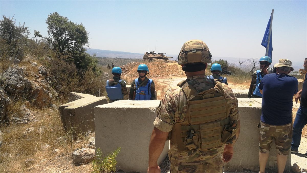 الاحتلال يستهدف نائباً وصحفيين جنوبي لبنان بقنابل دخانية.. زعم أنهم تجاوزوا الخط الفاصل بين الجانبين