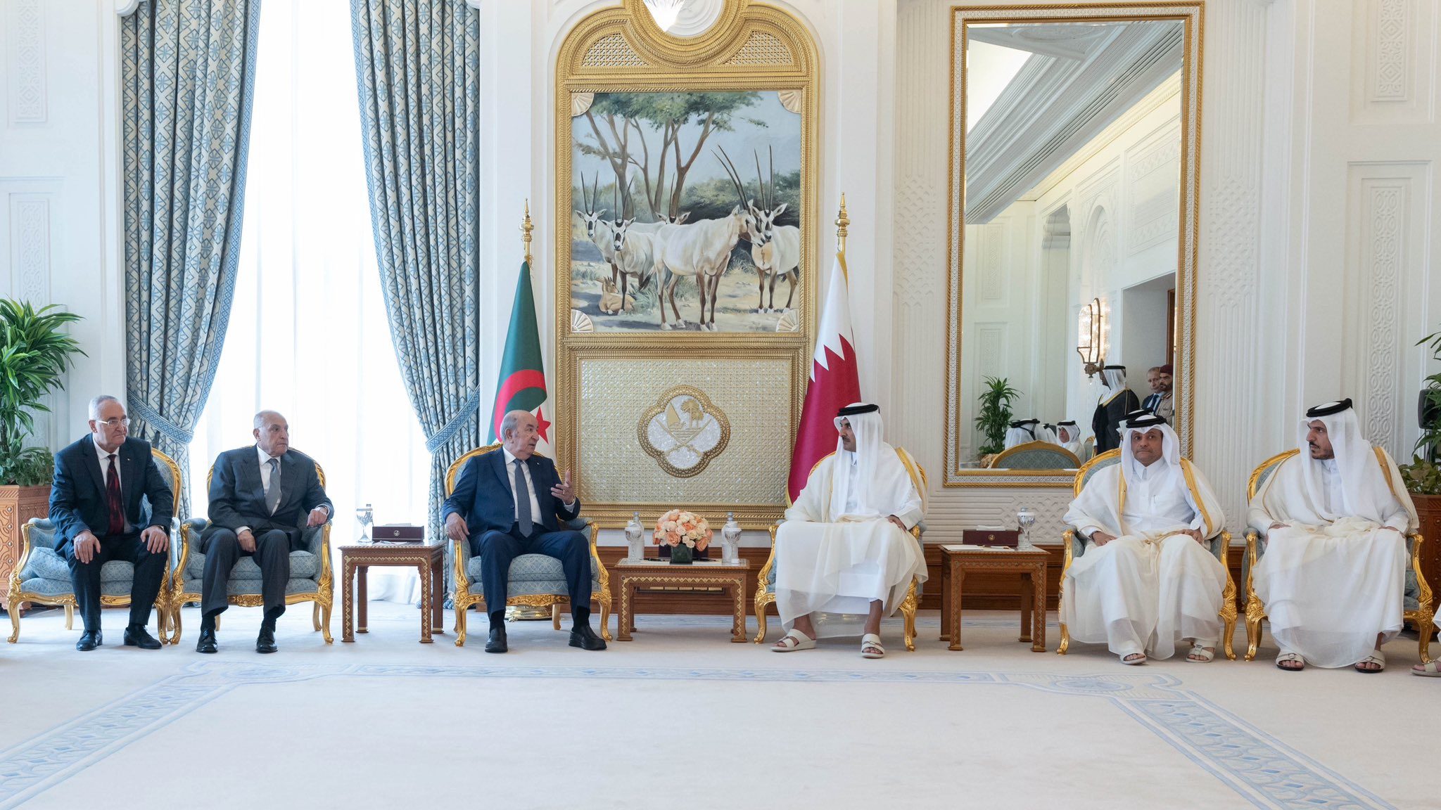 أمير قطر يستقبل الرئيس الجزائري ويبحث معه شؤوناً ثنائية.. تناقشا في ملفات اقتصادية وقضايا إقليمية ودولية