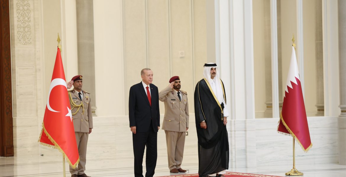 أردوغان يهدي أمير قطر سيارة “توغ” التركية.. والشيخ تميم يستعرض أمامه كرة المونديال بتوقيع ميسي (فيديو)