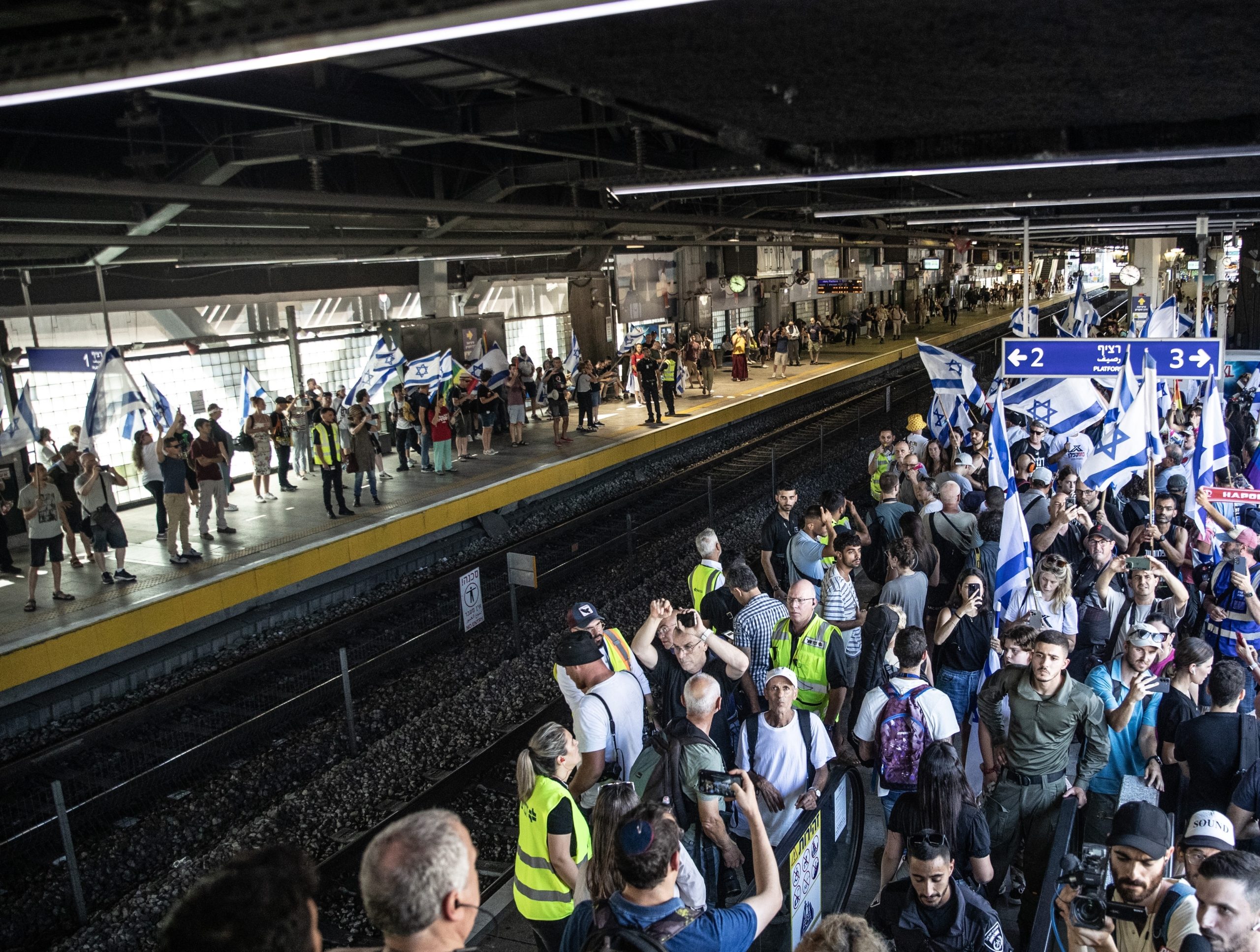 محتجون إسرائيليون يوقفون حركة القطارات في تل أبيب.. الشرطة تدخلت وألقت القبض على 6 متظاهرين (صور)